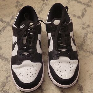 Nike Womens Black and White Athletic Sneakers.